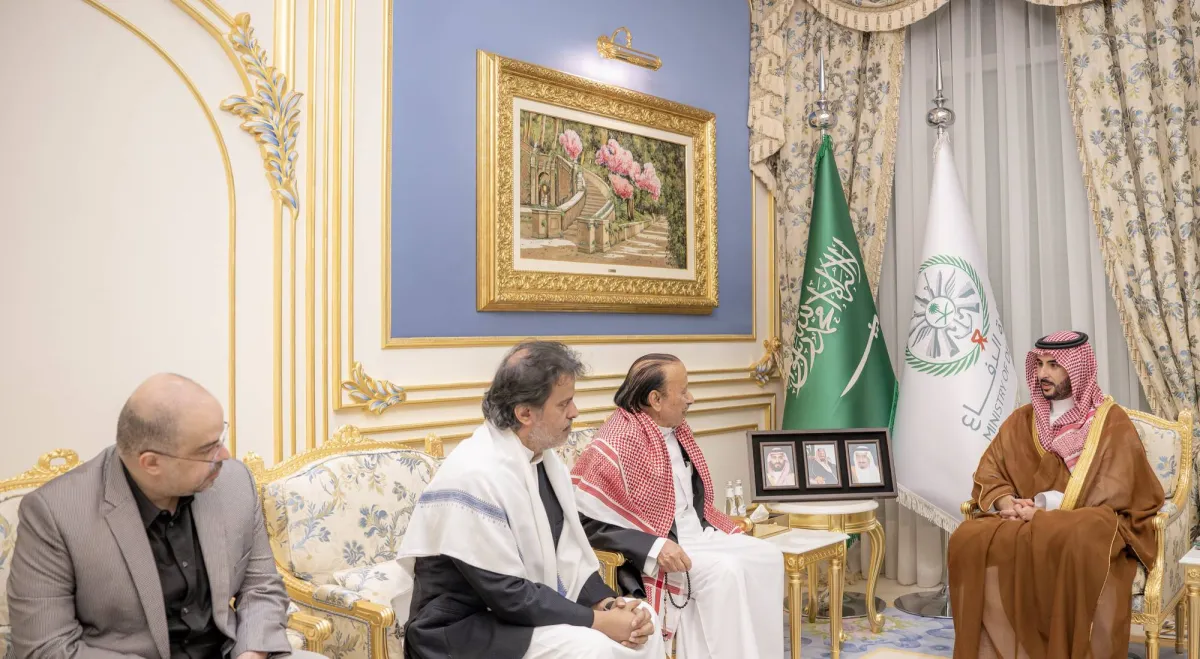خالد بن سلمان يعزي ذوي الرئيس اليمني الراحل هادي