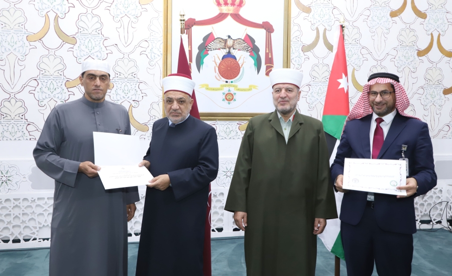 الوزير الخلايلة يكرم هؤلاء