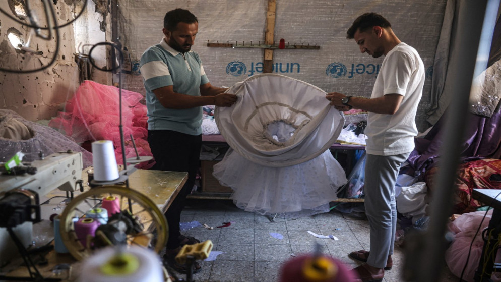 خياط فلسطيني يحول ركام غزة الى فساتين احلام للفتيات