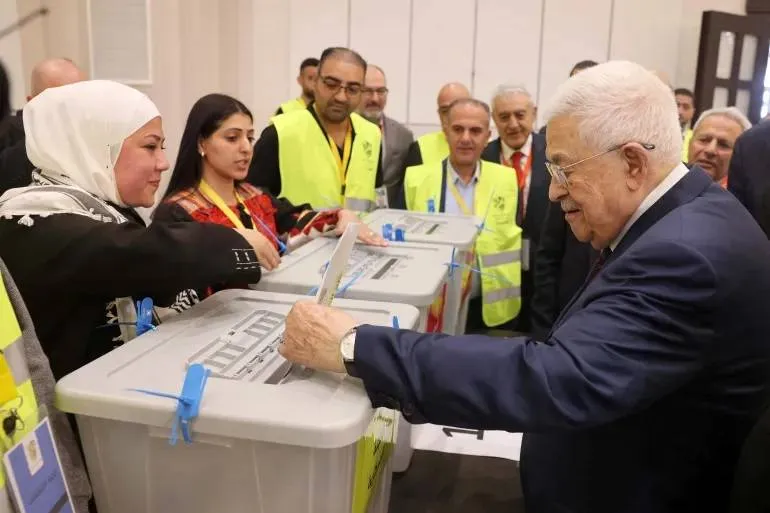 محمود عباس يمهد لانتخابات فلسطينية وحماس تعترض