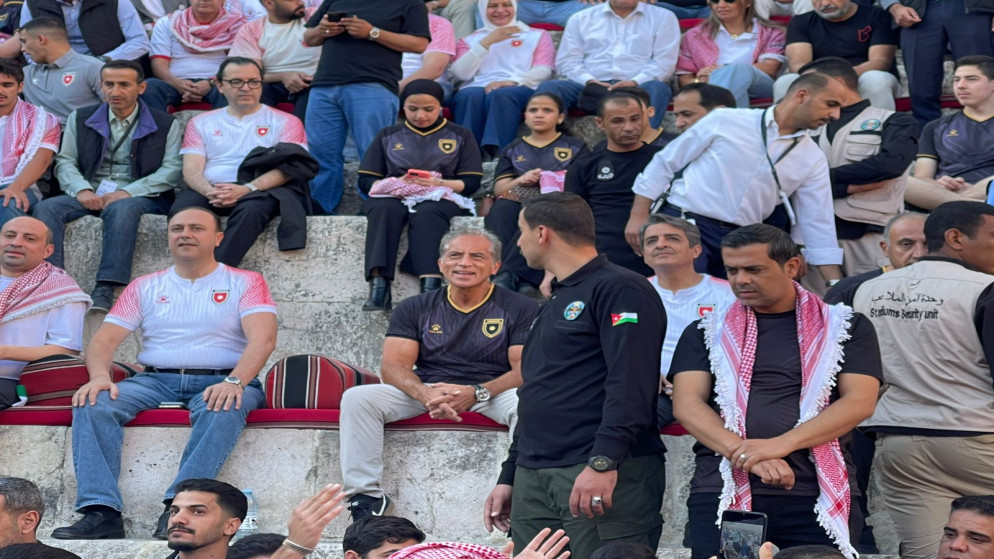 رئيس الوزراء يشارك الجماهير متابعة مباراة المنتخب الوطني في المدرج الروماني