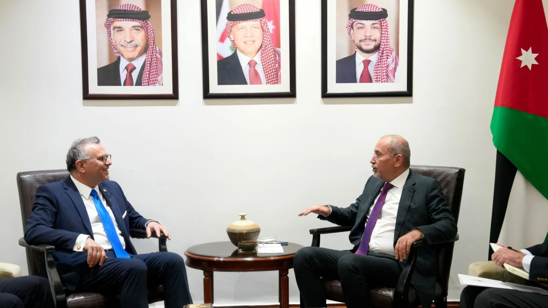 وزير الخارجية الاردني يبحث مع مستشار الرئيس الامريكي تعزيز العلاقات الاقليمية