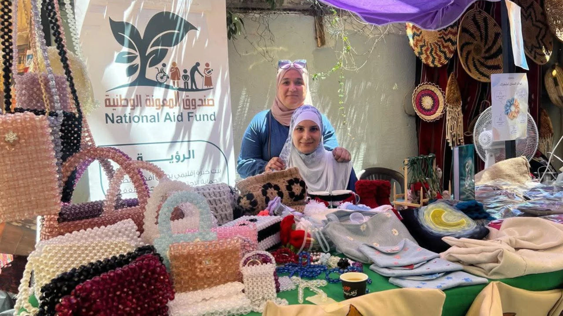 منتفعات صندوق المعونة الوطنية يعرضن مشغولاتهن في سوق جارا