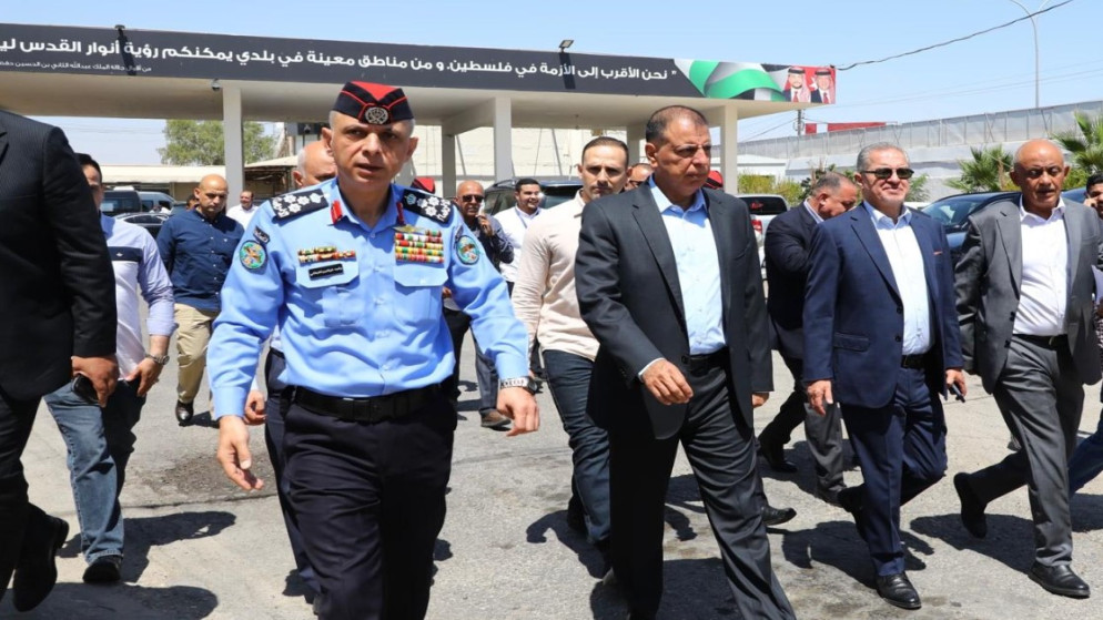 وزير الداخلية يدافع عن اجراءات جسر الملك حسين ويرد على الانتقادات