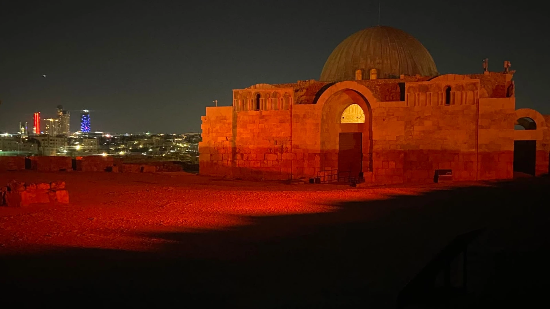 معالم الاردن التاريخية تتزين باللون الاحمر دعما للنشامى