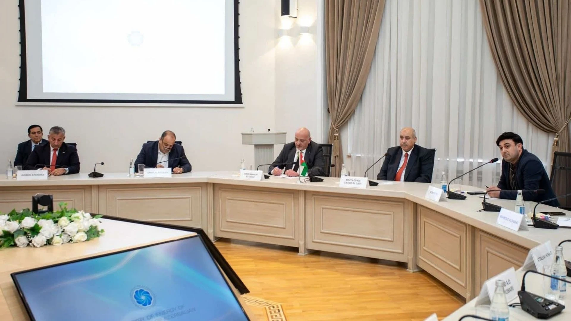 رئيس مجلس النواب يبحث تعزيز التعاون الطاقي مع اذربيجان في باكو