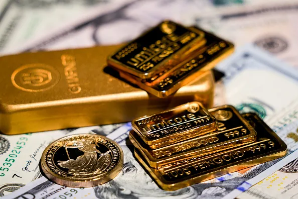 الذهب يهبط لمستويات قياسية مع تصاعد قوة الدولار الامريكي