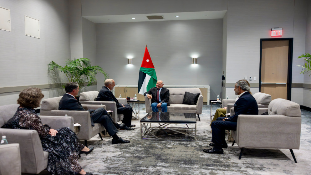 الملك يلتقي عمدة مدينة ارلينغتون الاميركية لتعزيز التعاون المشترك