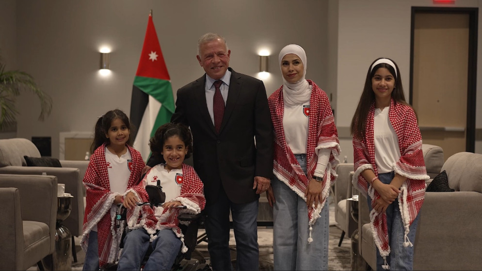 الملك عبدالله الثاني يلتقي الطفل شهم في تكساس ويدعوه لمباراة النشامى