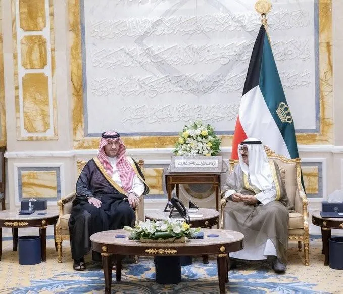 امير الكويت يستقبل الامير تركي بن محمد بن فهد لبحث العلاقات الثنائية