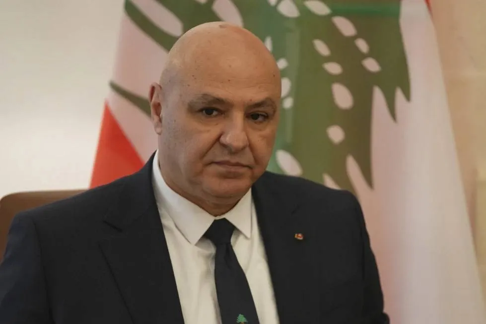 الرئيس اللبناني ينفي شائعات اقالة قائد الجيش ويؤكد التمسك بالسيادة