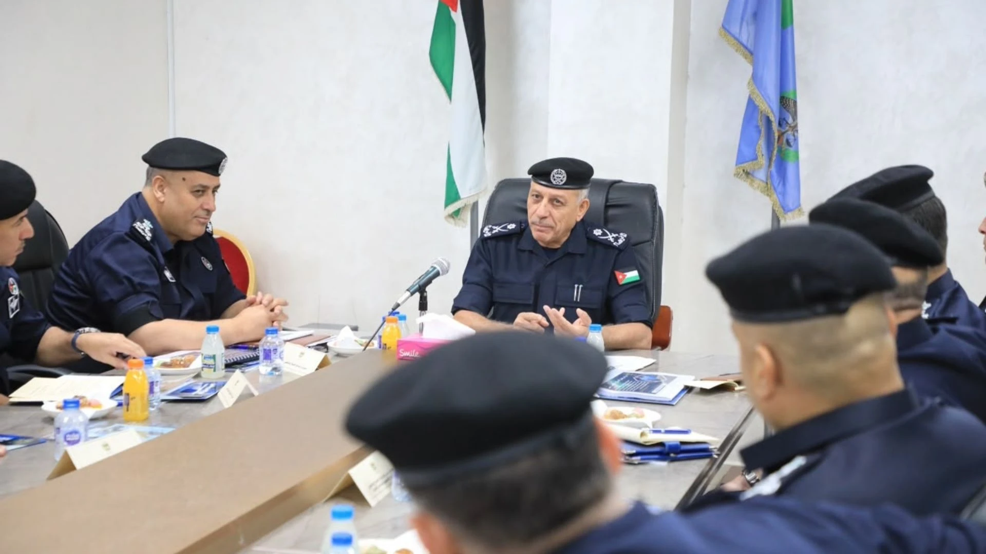 مدير الامن العام يوجه بانشاء محطات اتصال مرئية لنزلاء مراكز الاصلاح