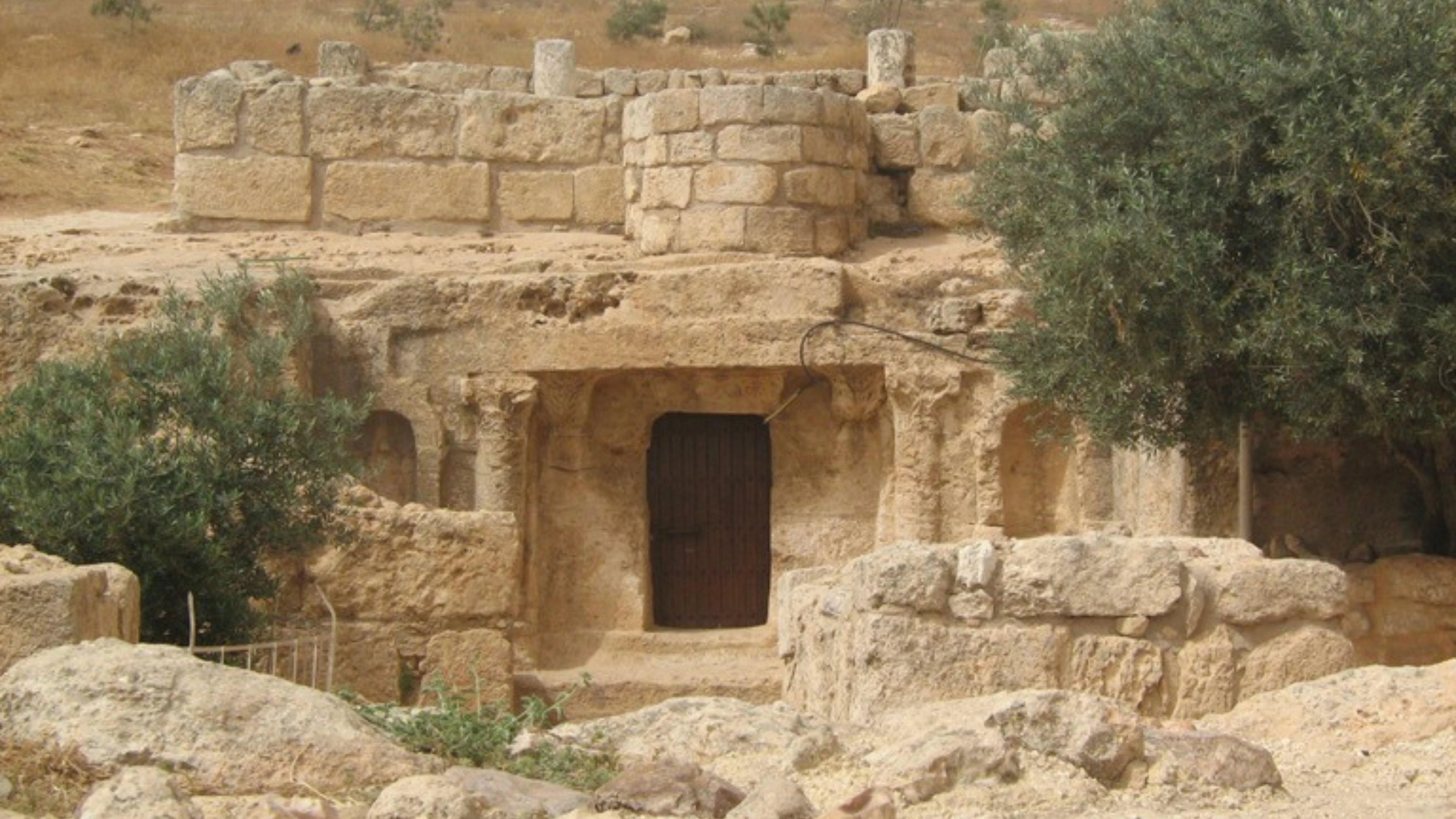 كهف اهل الكهف في عمان معلم ديني وتاريخي يستقطب الزوار