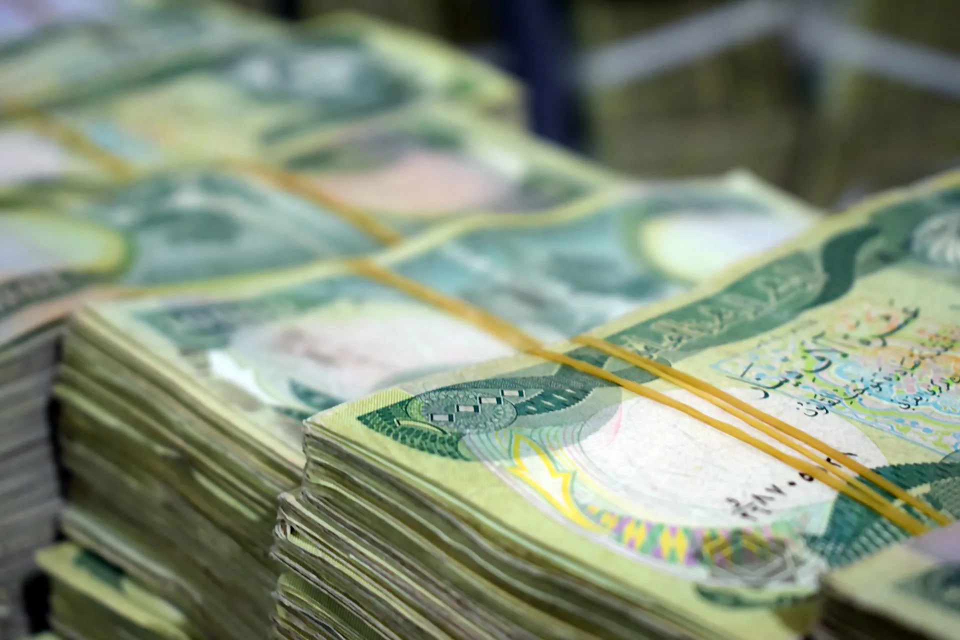 العراق يواصل ملاحقة الفساد مع تقديرات بخسائر تريليونية