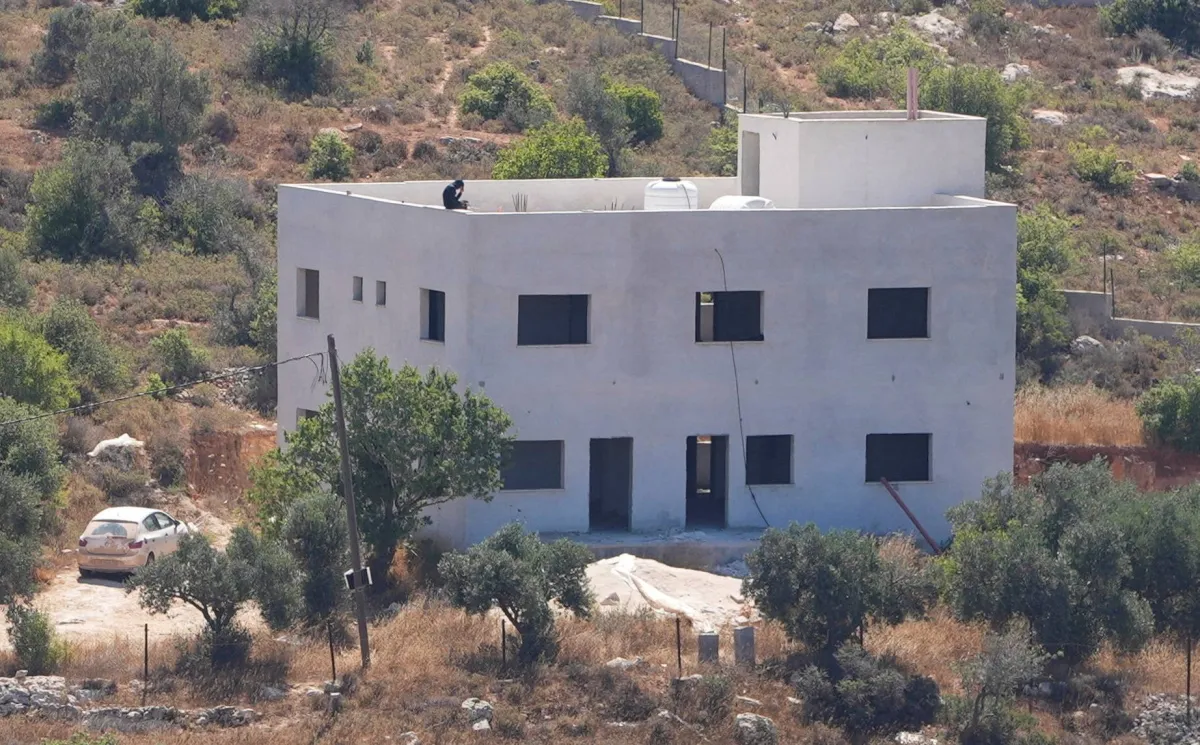 مستوطنون اسرائيليون يستولون على منزل فلسطيني في الضفة الغربية