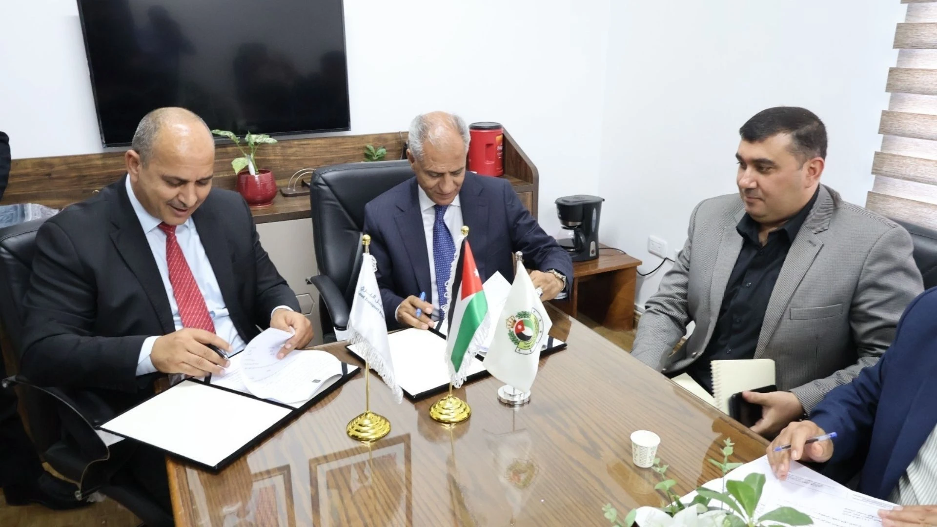 تمديد عقد تشغيل تكسي المطار في الاردن لـ 8 سنوات