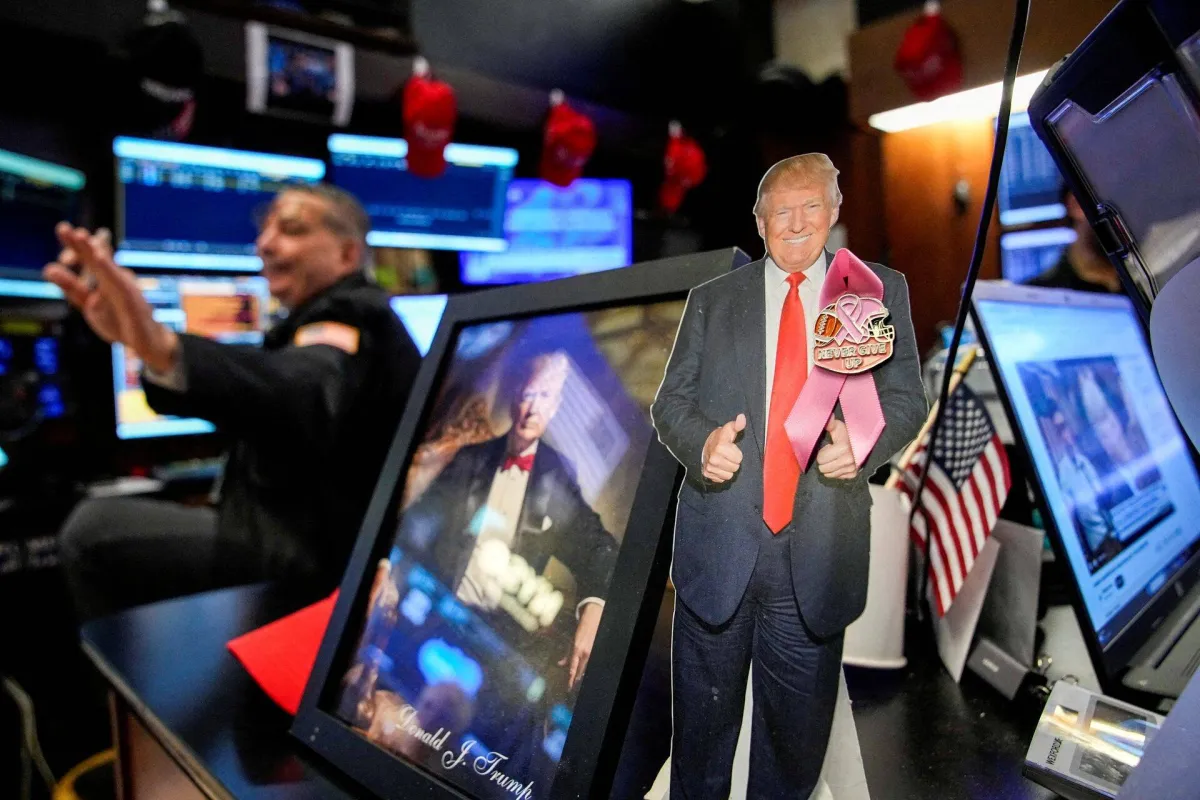 ترمب يربط نجاح ولايته الرئاسية باداء اسواق المال من المكتب البيضاوي