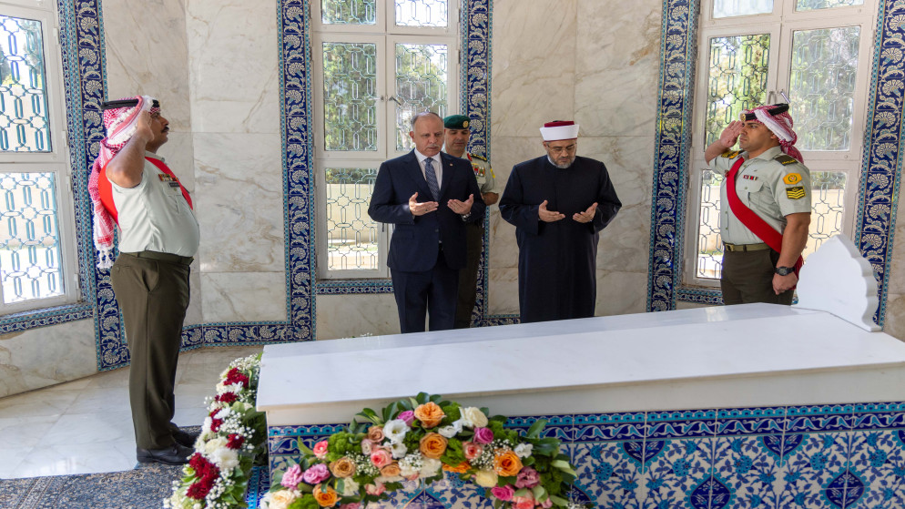 نائب الملك يزور ضريح الملك طلال بن عبدالله في ذكرى رحيله
