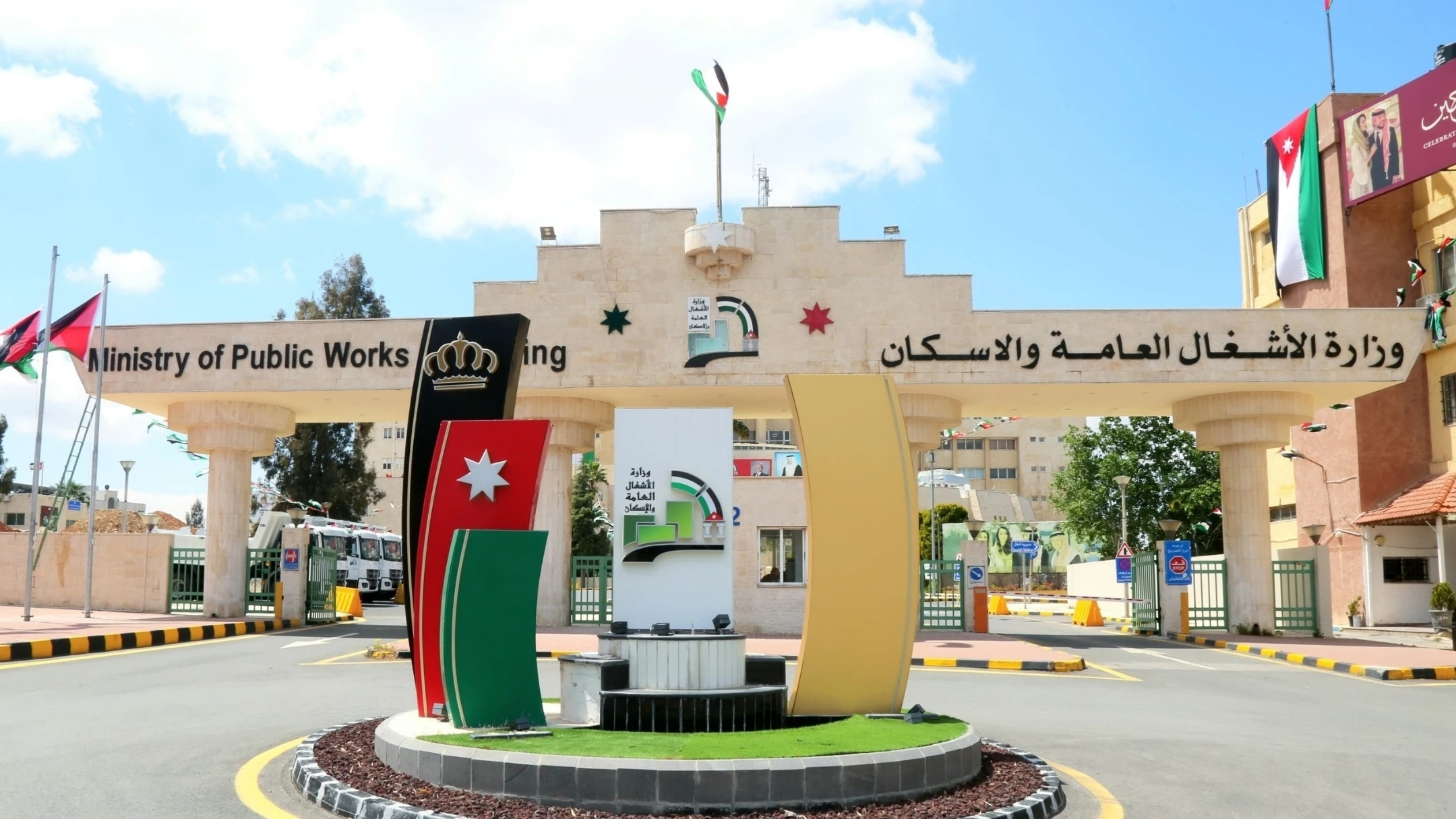 وزارة الاشغال تبدأ اعمال صيانة شاملة على طريق المطار ليلا