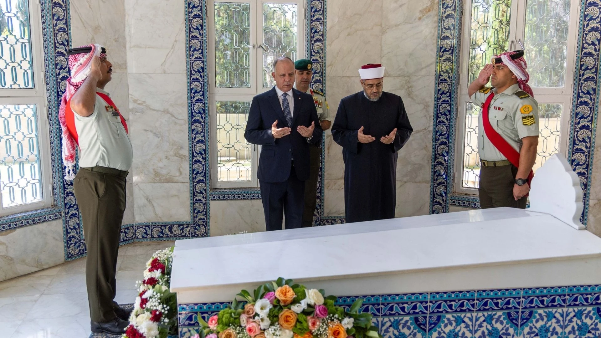 نائب الملك يزور ضريح الملك طلال بن عبدالله في ذكرى رحيله