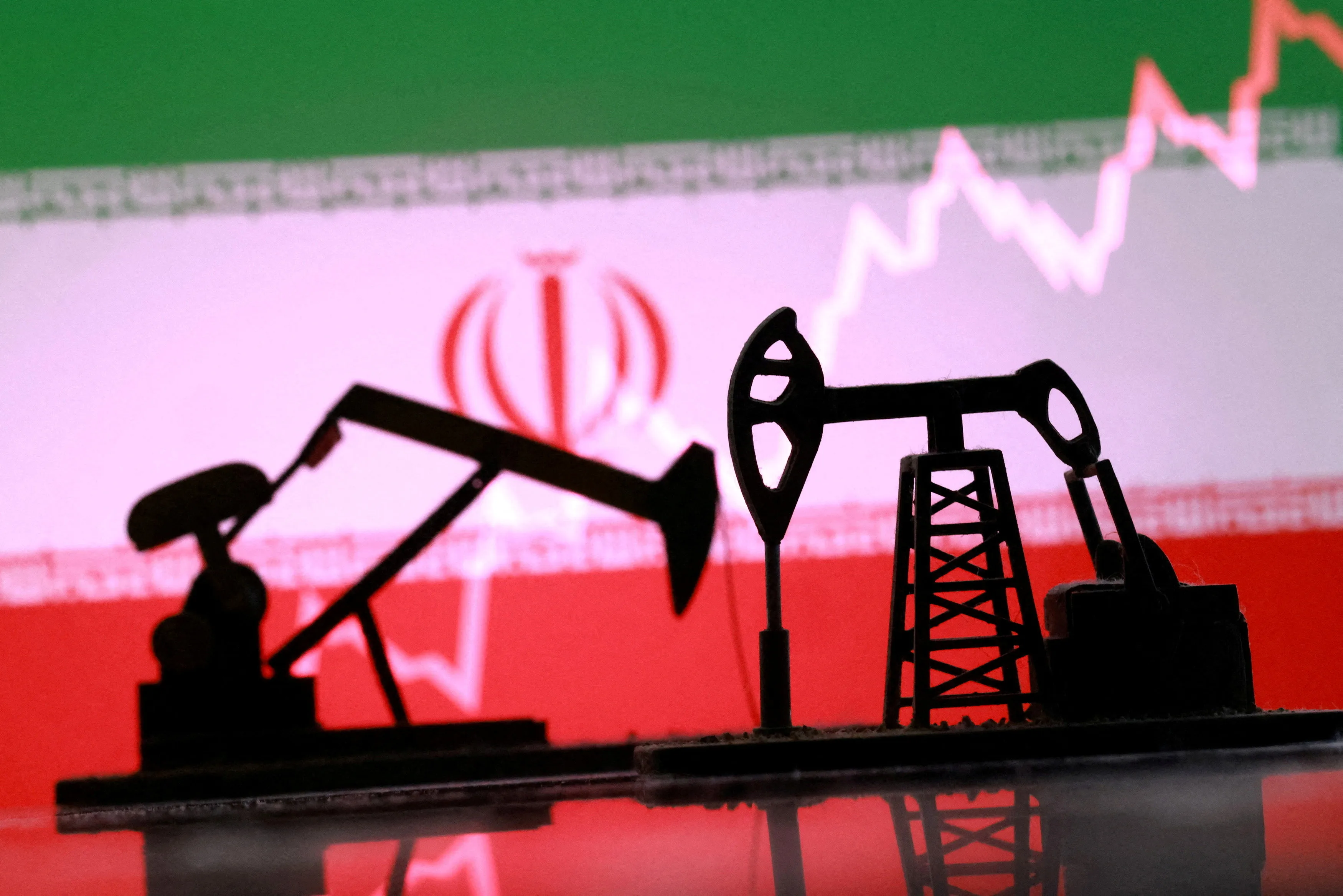 واشنطن تلغي اعفاءات النفط الايراني على خلفية توترات مضيق هرمز