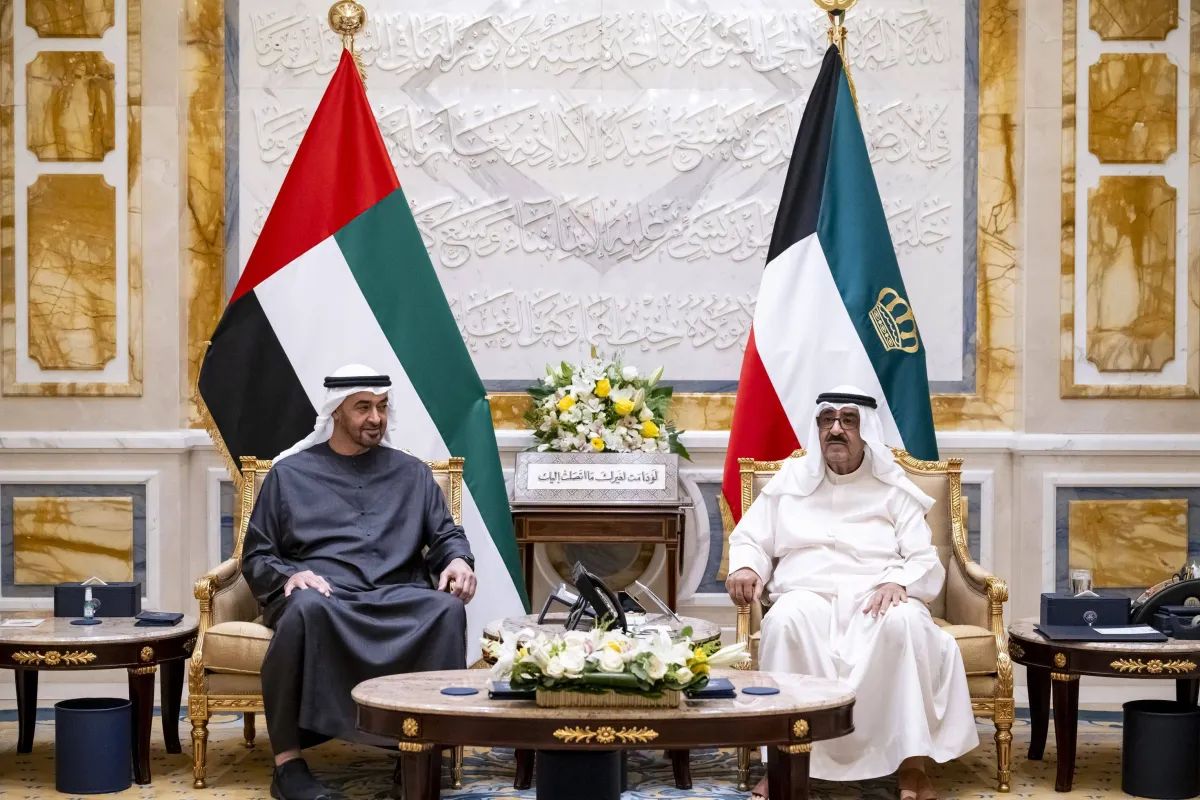 امير الكويت ورئيس الامارات يبحثان تعزيز التعاون الاقتصادي وتطورات المنطقة
