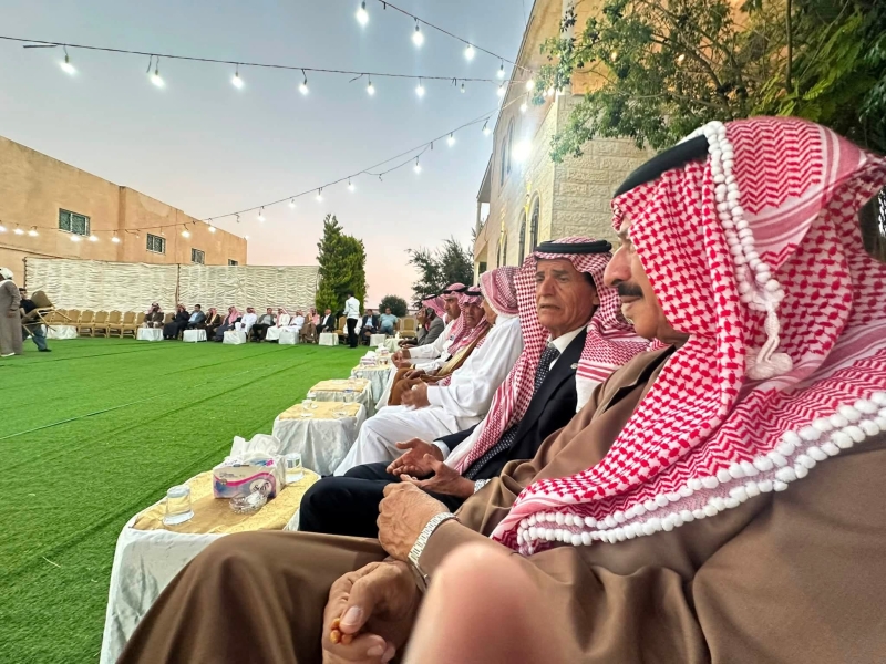 الشيخ طراد المسلط الفايز يولم برجوع نجله الدكتور اكرم من قطر (صور)