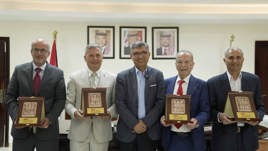 لماذا كرمت سلطة إقليم البترا  هؤلاء ؟
