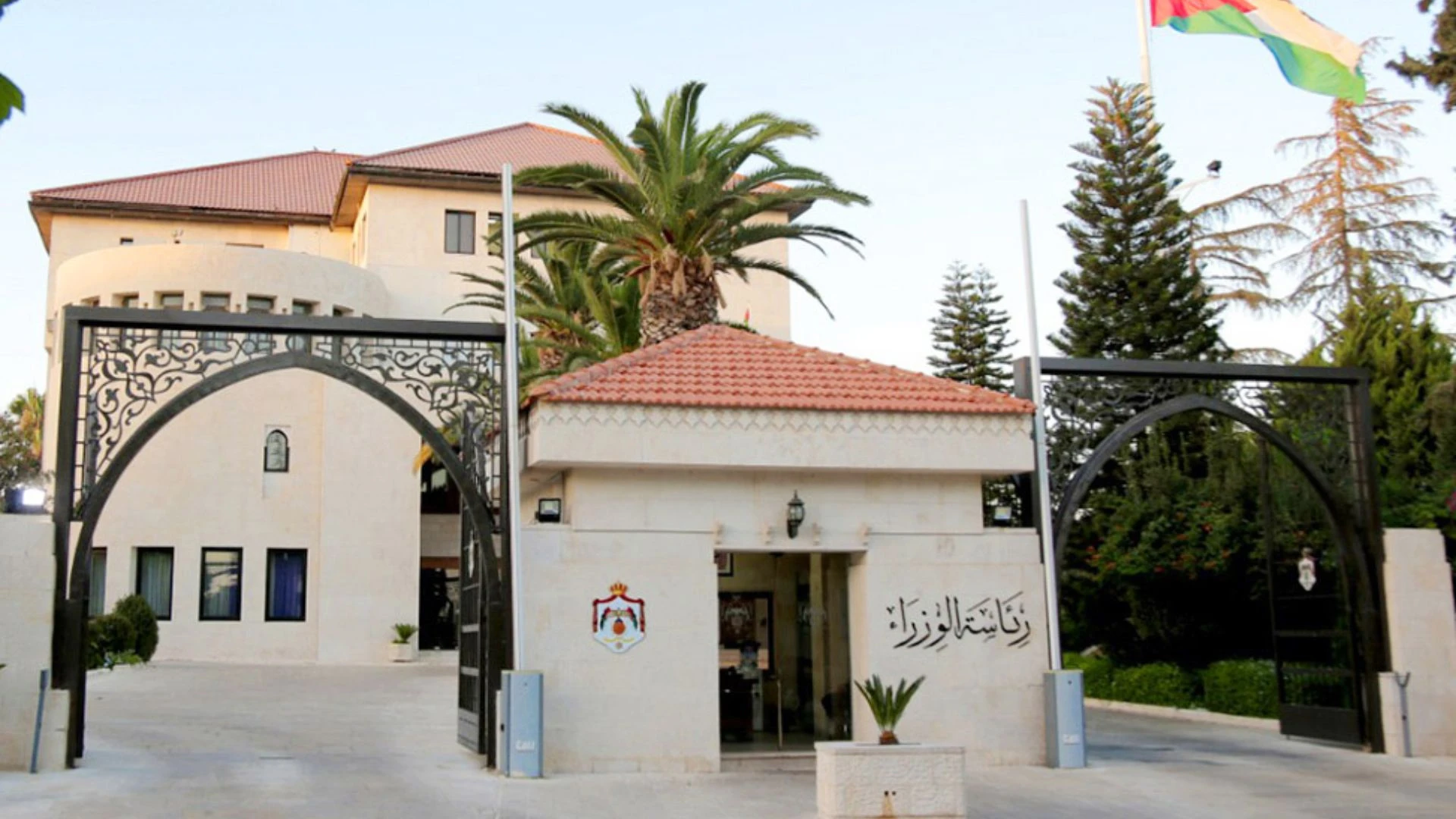 الاردن يعلن الحداد العام وتنكيس الاعلام لوفاة الشيخ حمد بن خليفة