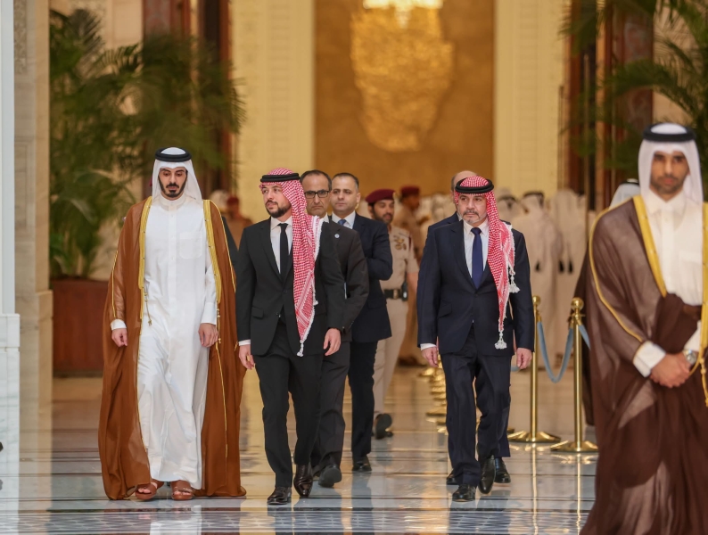 ولي العهد يقدم العزاء إلى أمير دولة قطر بوفاة الشيخ حمد