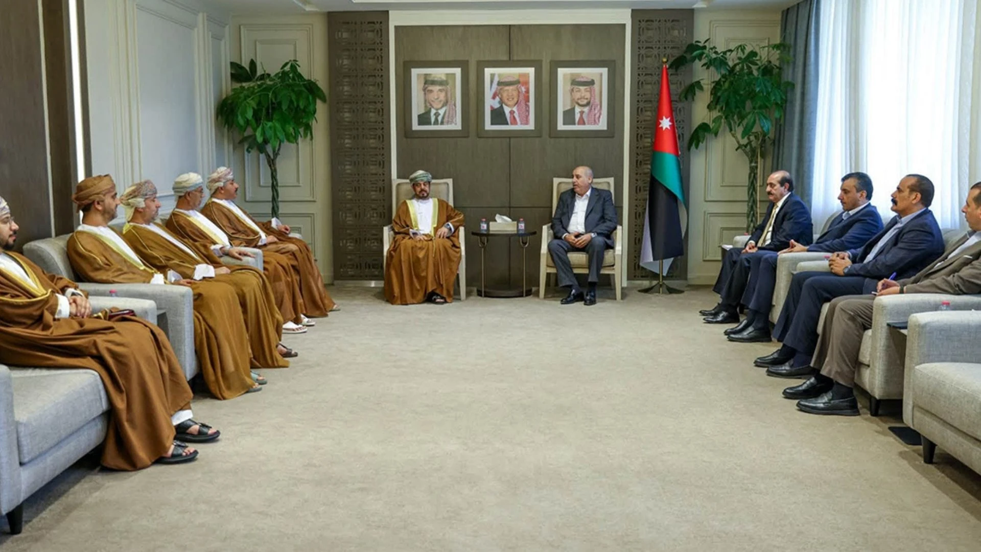 رئيس مجلس النواب يؤكد عمق العلاقات الاردنية العمانية خلال لقاء اللجنة القانونية