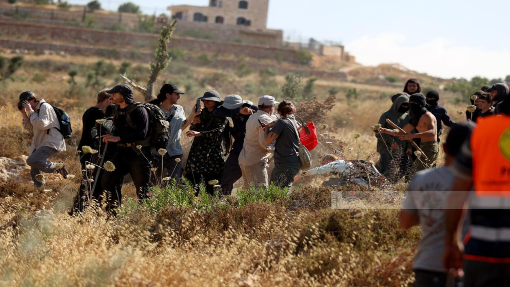 مستوطنون يخربون بيوتا بلاستيكية في بلدة بورين جنوبي نابلس