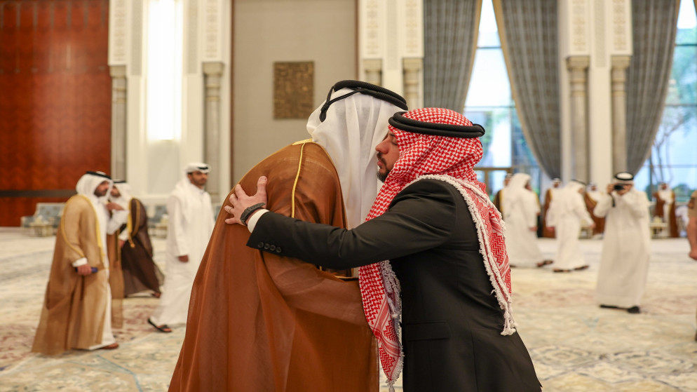 ولي العهد يقدم واجب العزاء لامير دولة قطر