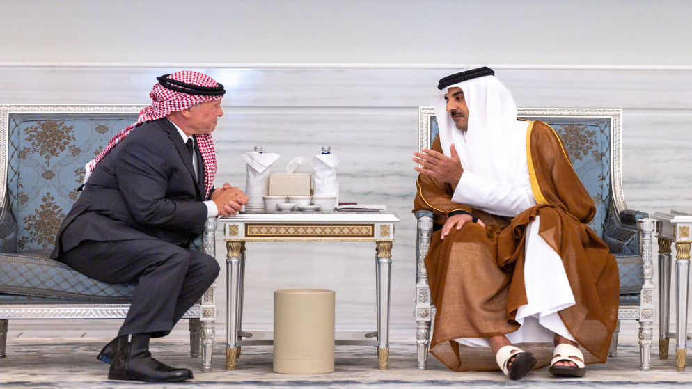 الملك يقدم واجب العزاء لامير دولة قطر بوفاة الشيخ حمد