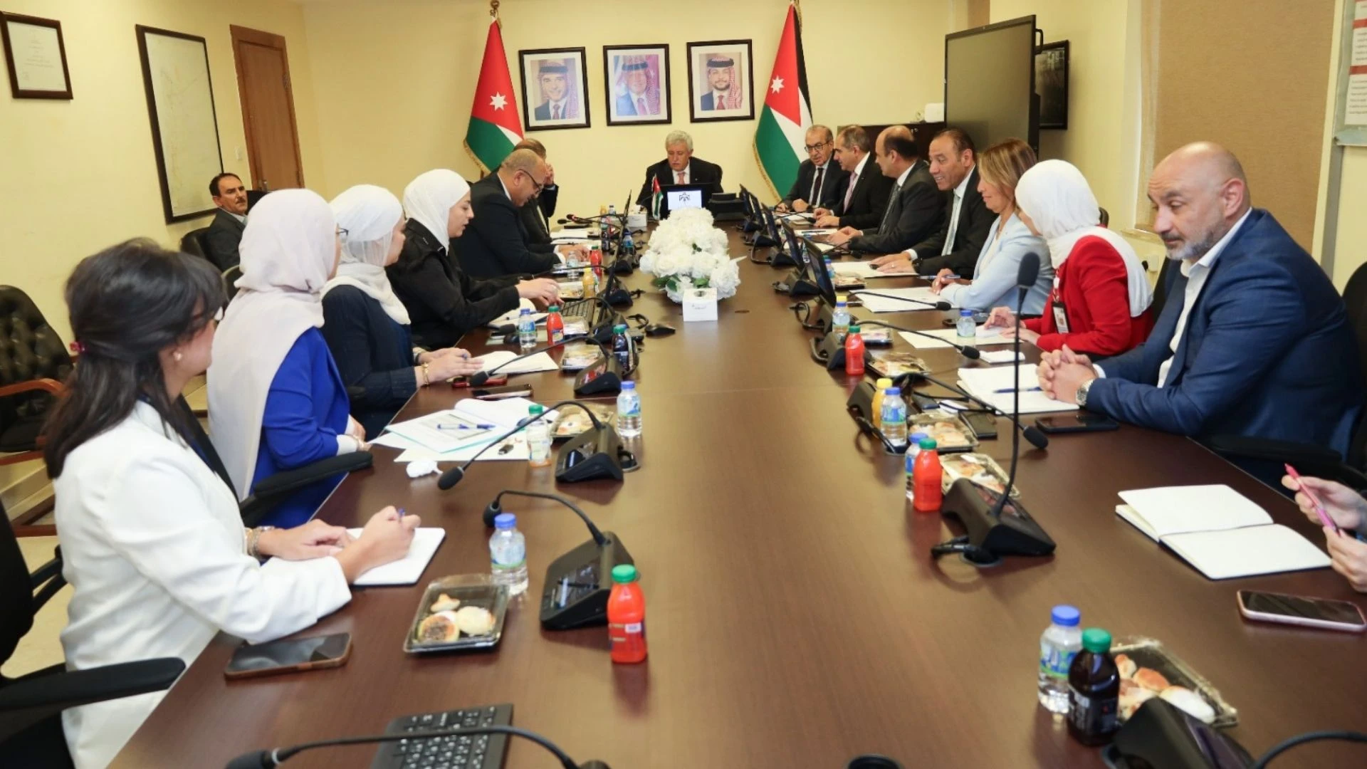 اللجنة التوجيهية تناقش تطوير خدمات مشروع الحافلات التردد السريع