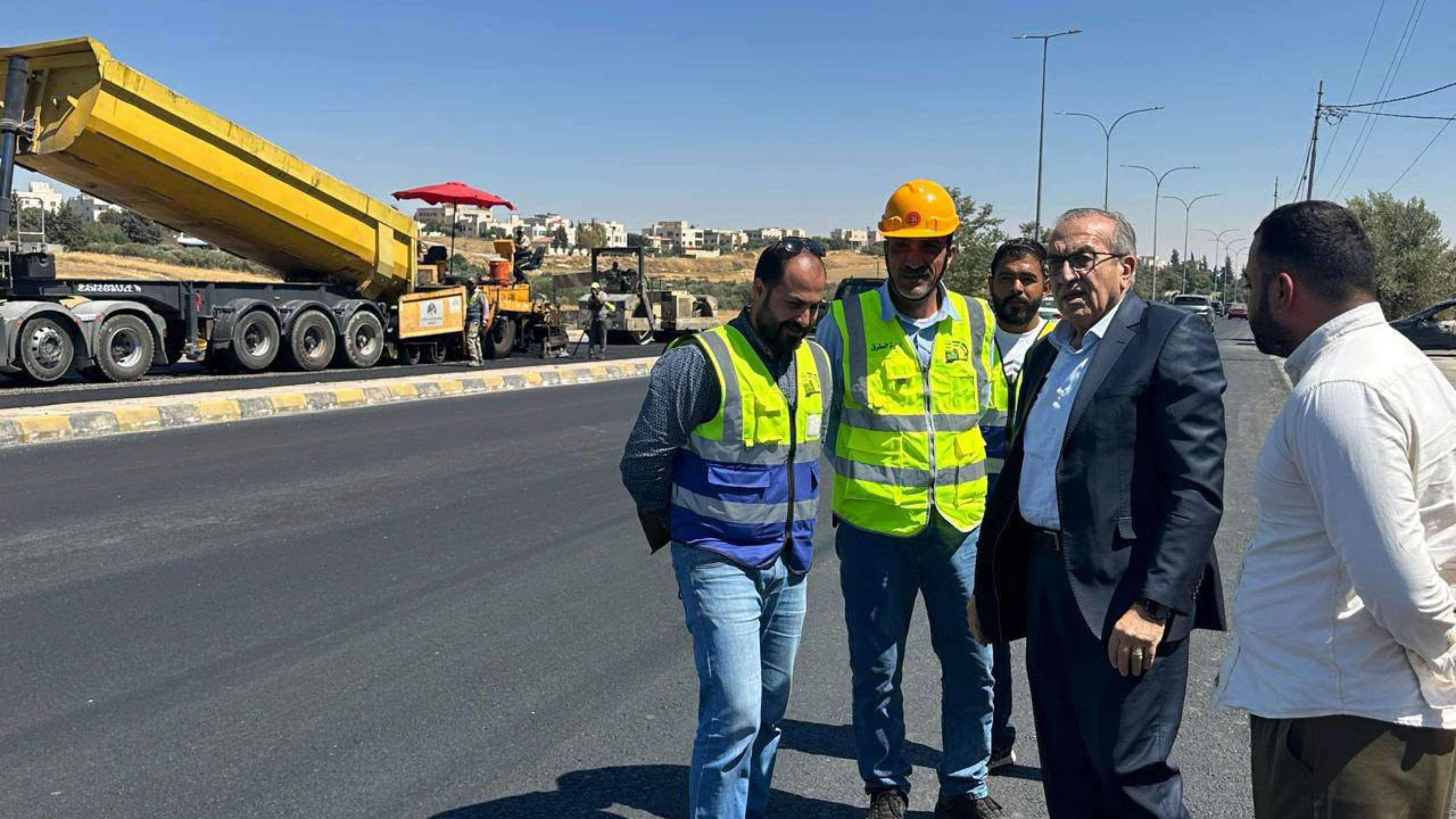 وزير الاشغال يتفقد صيانة طريق مادبا الغربي ويوجه بتسريع الانجاز