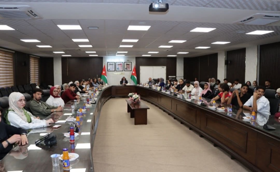 محافظ العقبة يؤكد أهمية تمكين الشباب وفق الرؤى الملكية خلال لقائه المشاركين في برنامج نحو شباب فاعل.