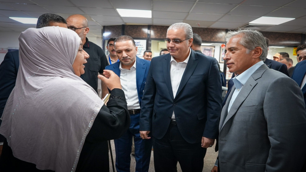 رئيس الوزراء يوجه بتطوير مستشفى الرمثا الحكومي وتعزيز المراكز الشبابية
