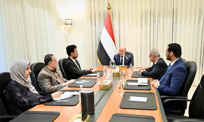 العليمي يؤكد رفض الدولة اليمنية لسياسة الابتزاز الحوثي ويشدد على وحدة القرار الوطني