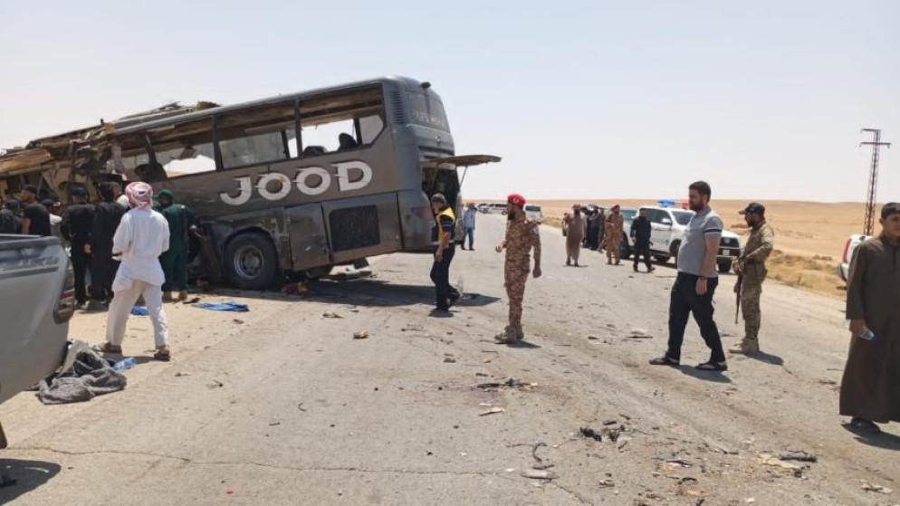 مصرع واصابة العشرات في حادث سير مروع على طريق دمشق دير الزور