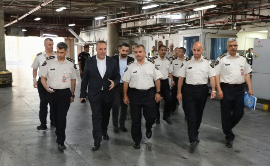 وزير المالية يطلع على الخدمات الجمركية في مطار الملكة علياء الدولي