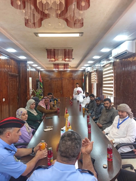 الدوريات الخارجية بالتعاون مع الشرطة المجتمعية تنفذ محاضرة توعوية مرورية لموظفي بلدية الرويشد