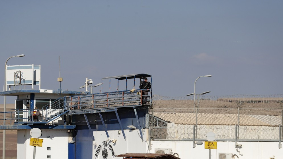 استمرار منع الصليب الاحمر من زيارة الاسرى الفلسطينيين وتصاعد الانتهاكات داخل السجون