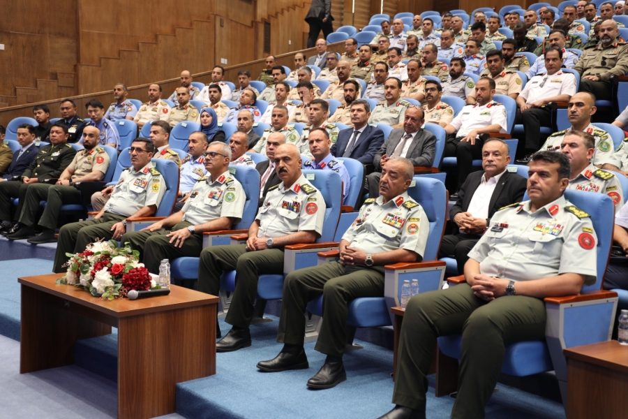 مندوب رئيس هيئة الأركان يفتتح دورة القيادة والأركان وبرنامج الدفاع الوطني