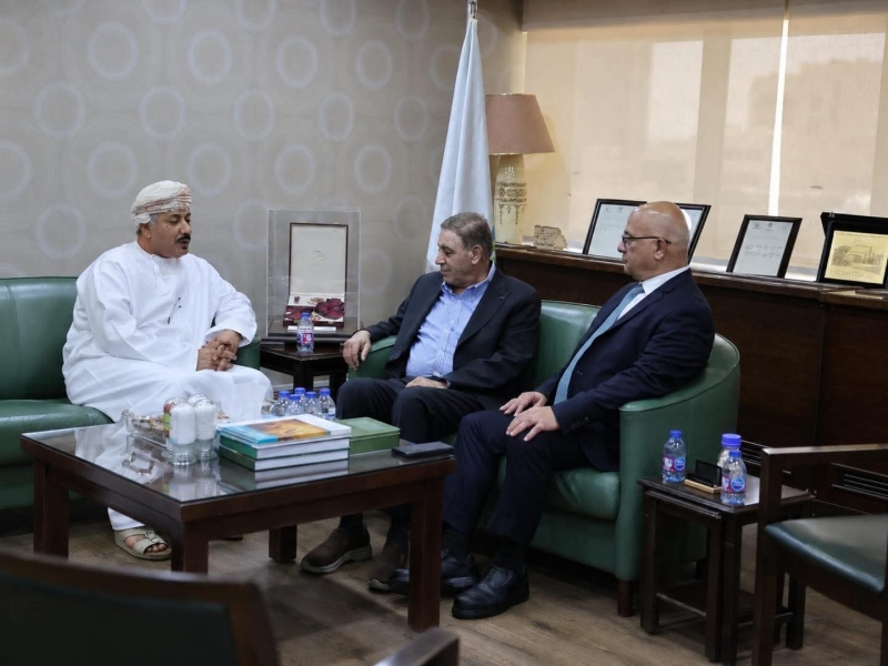 السفير العُماني يطلع على إنجازات
