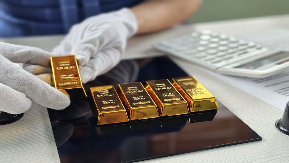 اسعار الذهب تصعد الى اعلى مستوى في شهر بدعم من تراجع الدولار والنفط