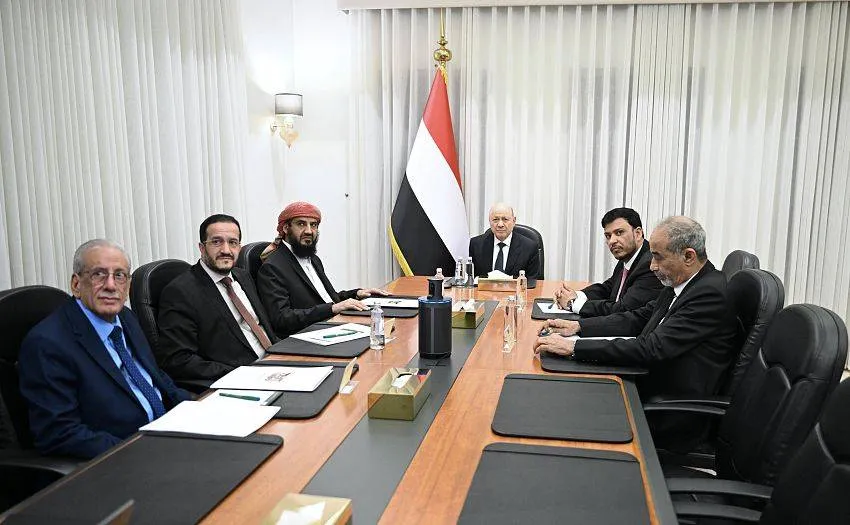 مجلس القيادة اليمني يدعو لتحرك دولي عاجل لحماية الملاحة البحرية من هجمات الحوثيين