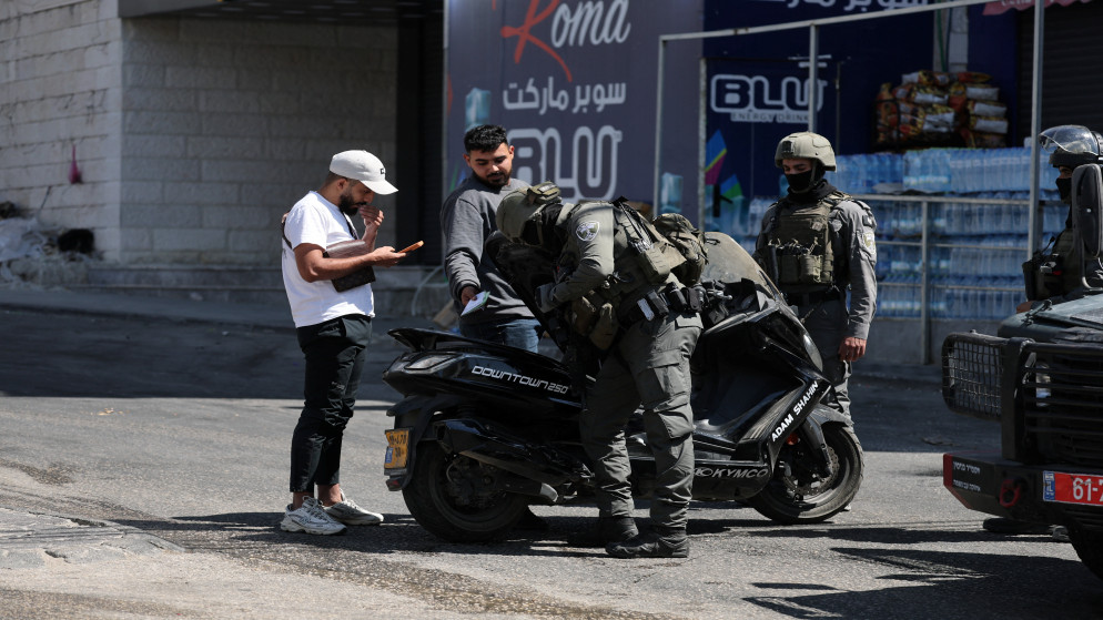 قوات الاحتلال تعتقل وتحقق ميدانيا مع اكثر من 60 فلسطينيا في مخيم قلنديا
