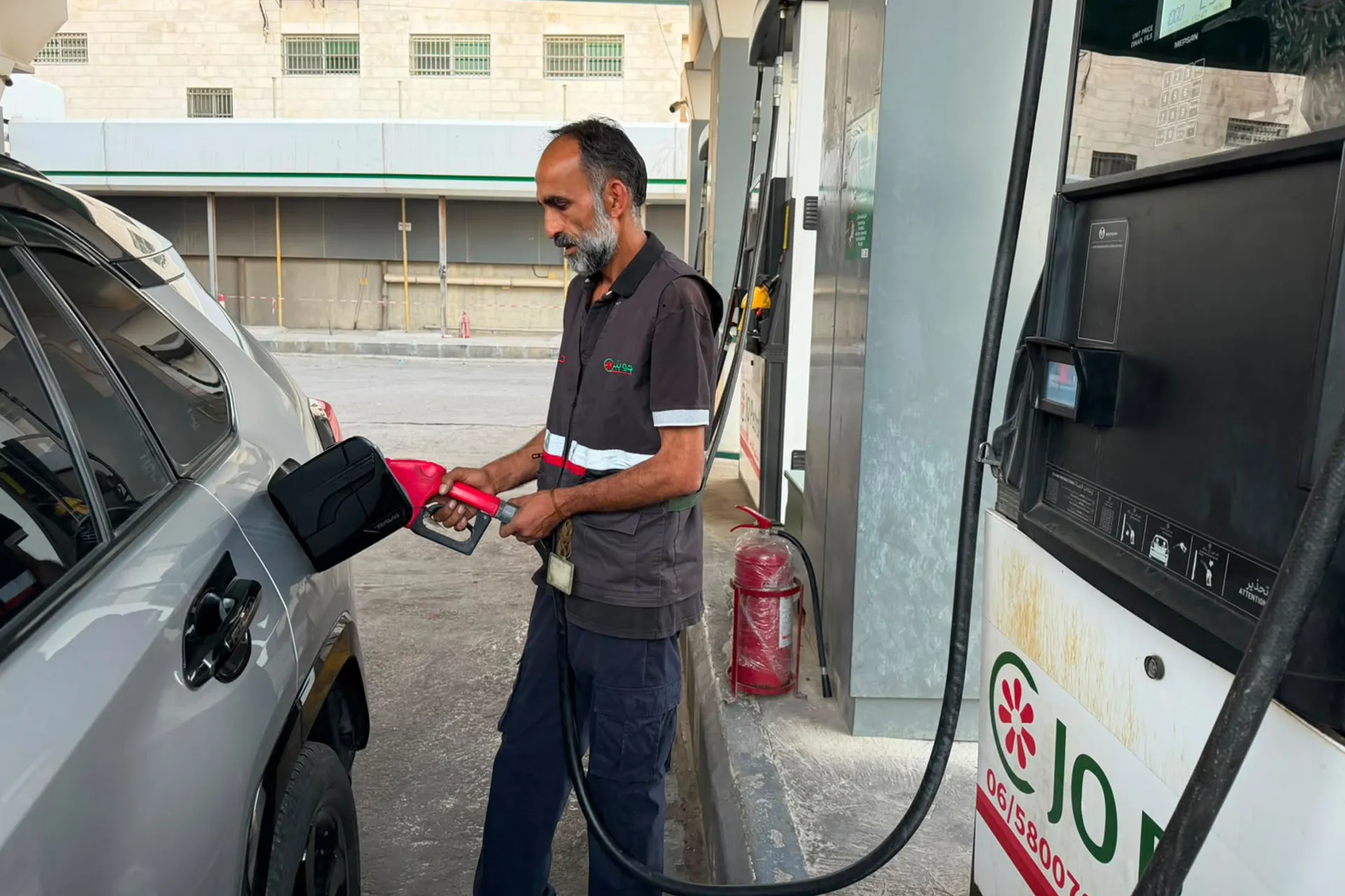 كيف يحدد سعر البنزين في الاردن؟ آلية التسعير والمعادلة الضريبية