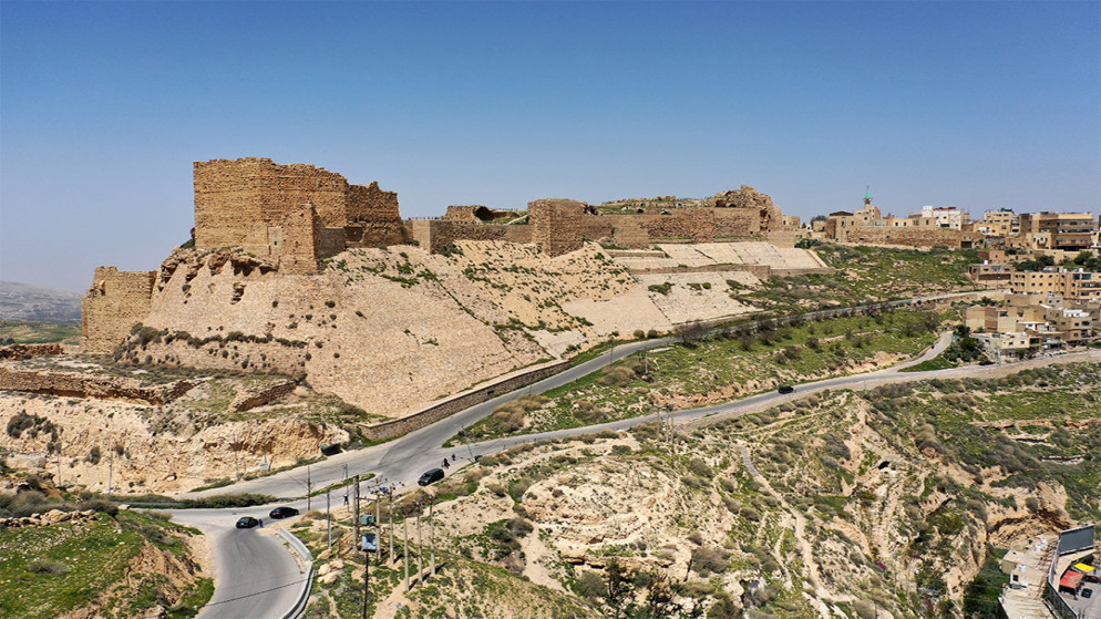 انطلاق رحلات برنامج اردننا جنة من الكرك لتنشيط السياحة الداخلية